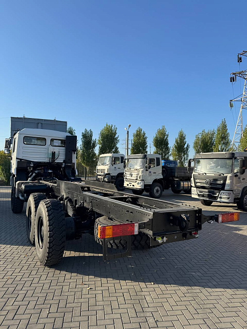 Укороченное шасси SHACMAN 6х6 SX1258DR385 база 3 975мм