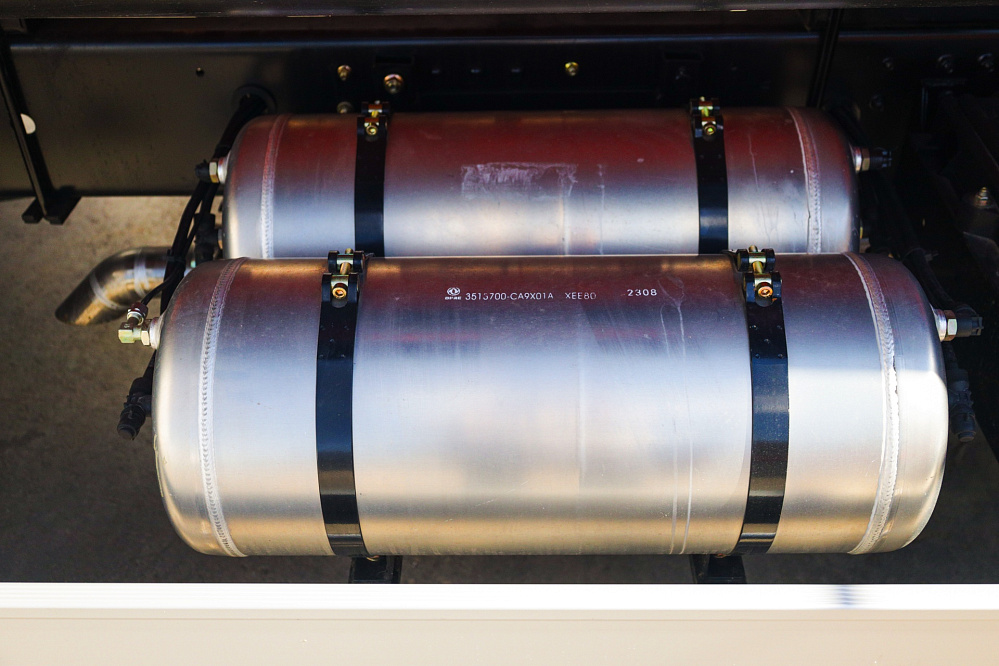 Автотопливозаправщик АТЗ-8 (вместимость 8 куб. м.) на базе DONGFENG C120S