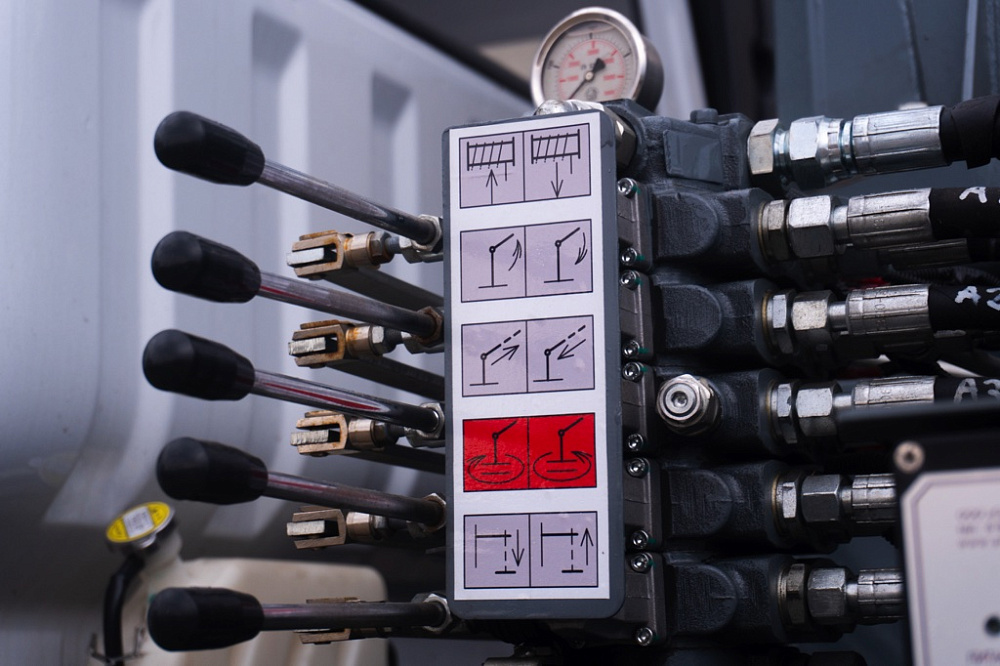 Бортовой автомобиль С120L оснащенный крано-манипуляторной установкой КМУ FG 514