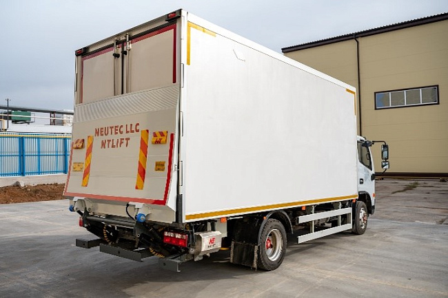 Фургон — рефрижератор на шасси DONGFENG C120N с ХОУ CARRIER C700 и ГБ NEU-XB15130AL