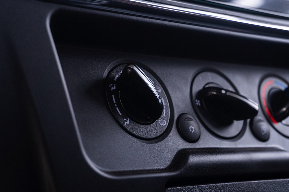 Бортовой автомобиль С120L с каркасом и шторным механизмом открытия тента с трех сторон