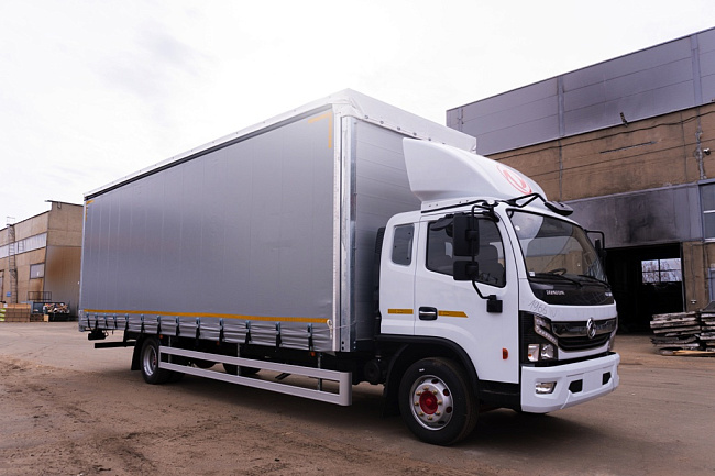 Бортовой автомобиль С120L с каркасом и шторным механизмом открытия тента с трех сторон