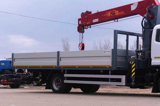 Бортовой автомобиль С120L оснащенный крано-манипуляторной установкой КМУ FG 514