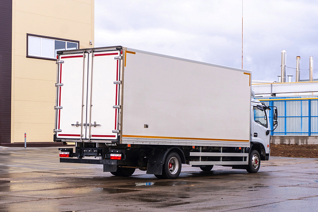 Фургон — рефрижератор на шасси DONGFENG C120М с ХОУ CARRIER C700 и ГБ NEU-XB15130AL