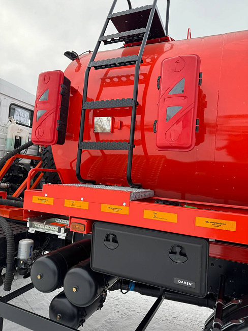 АВТОЦИСТЕРНА МВ-10 на  Шасси SHACMAN 6х6 SX1258DR 6х6385