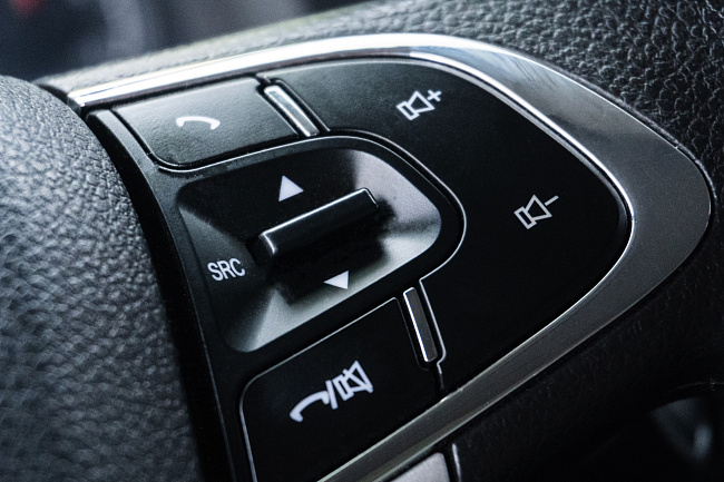 Бортовой автомобиль С120L с каркасом и шторным механизмом открытия тента с трех сторон